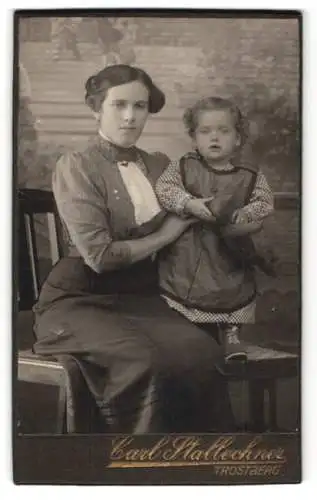 Fotografie Carl Stallechner, Trostberg, Bürgerliche Frau mit ihrer kleinen Tochter im karierten Kleid mit einer Schürze