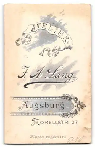 Fotografie J. A. Lang, Augsburg, Morellstr. 27, Bürgerliche Dame mit zurückgestecktem Haar und verträumtem Blick