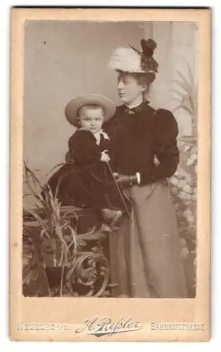Fotografie A. Rehsler, Neuburg a. D., Bahnhofstrasse, Bürgerliche Frau mit Hut und ihrem kleinen Kind