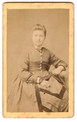 Fotografie M. Keller, Augsburg, Zeuggasse 226b, Bürgerliche Dame im taillierten Kleid mit einem Medaillon