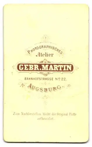Fotografie Gebr. Martin, Augsburg, Bürgerliche Frau im taillierten Kleid mit aufwendig geflochtenem Haar