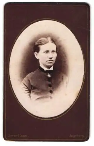 Fotografie Xaver Haas, Augsburg, Jesuitengasse 414, Junge Frau mit adrett frisiertem Haar und einem Medaillon