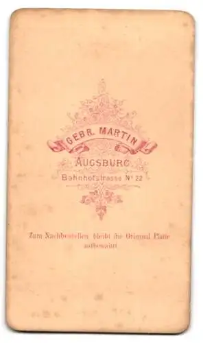 Fotografie Gebr. Martin, Augsburg, Bahnhofstrasse 22, Bürgerliche Dame mit eleganten Ohrringen und Rüschenkragen