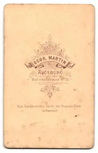 Fotografie Gebr. Martin, Augsburg, Bahnhofstrasse 22, Junge Dame mit adrett zurückgestecktem Haar und einem Medaillon