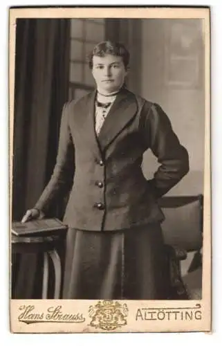 Fotografie Hans Strauss, Altötting, Schlotthammerstr. 1, Bürgerliche Frau im zugeknöpften Sakko über dem Kleid