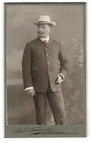Fotografie Rob. Freimann, Heilbronn a. N., Fleinerstr. 24, Junger Mann mit Schnurr- und Kinnbart und einem Hut