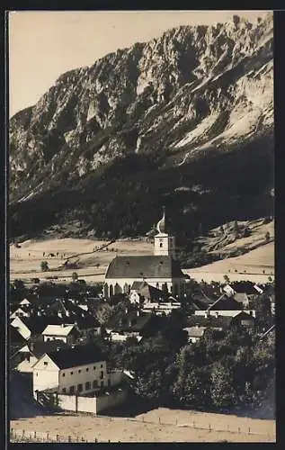 AK Gröbming /Stmk., Kirche im Ortsbild, Blick gegen die Berge