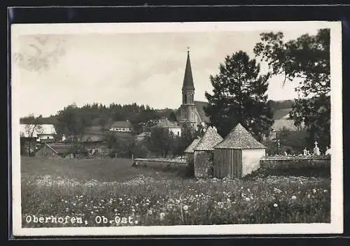 AK St. Florian am Inn, Oberhofen mit Kirche von einer Wiese gesehen