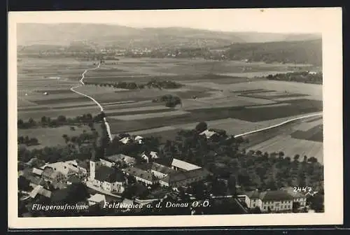 AK Feldkirchen /Donau, Ortsansicht mit Blick ins Land, Fliegeraufnahme