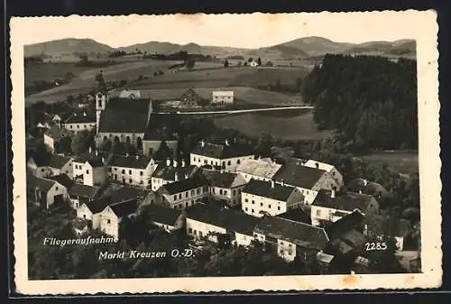 AK Kreuzen /O.-D., Ortsansicht mit Bergpanorama, Fliegeraufnahme