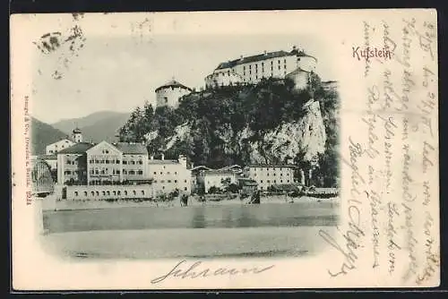 AK Kufstein, Ortspartie mit Gasthof zur Post und Festung, vom Wasser gesehen