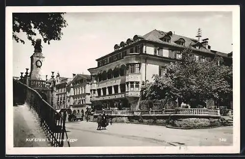 AK Kufstein i. T., Hotel Egger mit Strasse und Denkmal