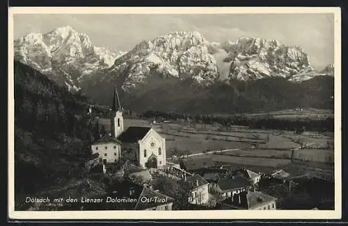 AK Dölsach /Tirol, Ortsansicht mit Kirche und den Lienzer Dolomiten