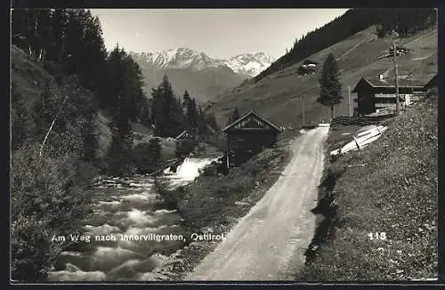 AK Innervillgraten /Tirol, Flusspartie mit Strasse zum Ort