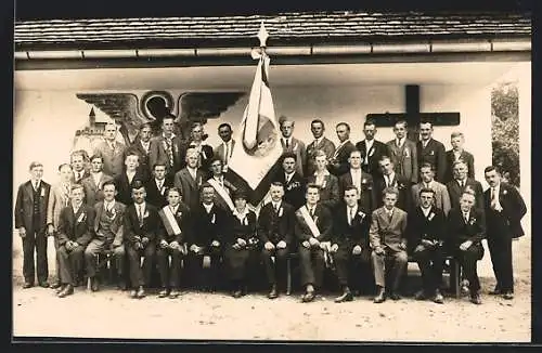 Foto-AK Obertrum am See, Gruppenbild einer Burschenschaft mit Fahne