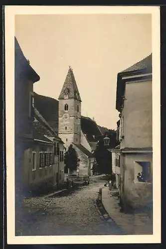 AK Spitz a. d. D., Strassenpartie mit Brunnen und Pfarrkirche