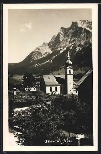 AK Biberwier /Tirol, Kirche im Ortsbild gegen das Gebirge