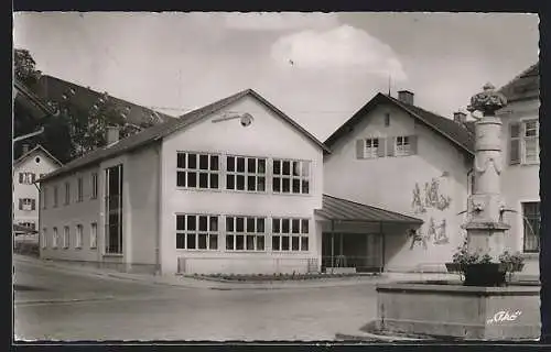 AK Marktoberdorf /Allg., Mädchenschule und Brunnen