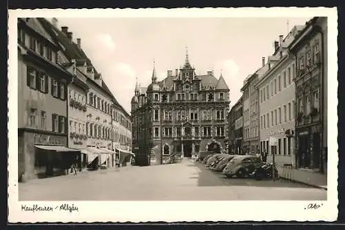 AK Kaufbeuren /Allgäu, Strassenpartie mit Autos und Geschäften