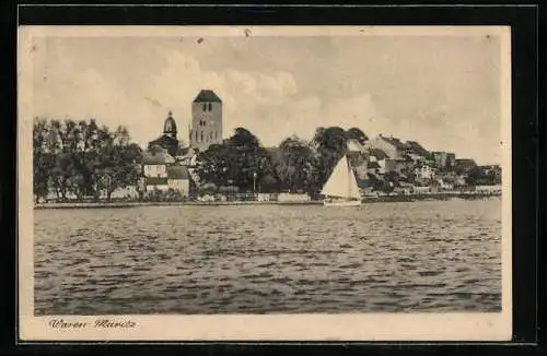 AK Waren-Müritz, Ortsansicht übers Wasser mit Segelboot