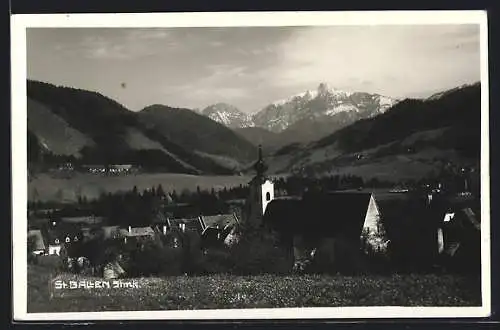 AK St. Gallen /Stmk., Ortspanorama mit Kirche und Bergblick