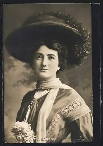 AK Schauspielerin L. Cartny mit Hut und Blumen