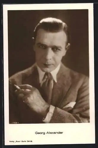 AK Schauspieler Georg Alexander posiert mit Zigarette