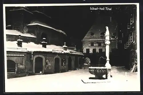 AK Hall /Tirol, Brunnen im Winter bei Nacht