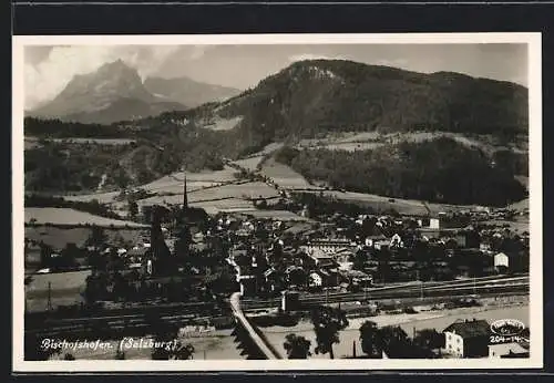 AK Bischofshofen, Salzburg, Ortsansicht mit Gleisen und Berghintergrund