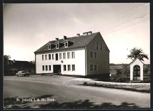 AK St. Johann i. d. H., Ortspartie mit Gebäude und Wegkreuz