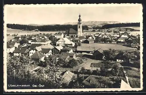 AK Vöcklamarkt /Ob.-Öst., Totalansicht mit Kirche