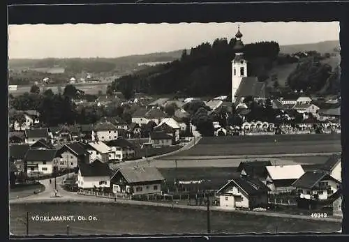 AK Vöcklamarkt /Ob. Oe., Ortsansicht mit Strasse, von oben gesehen