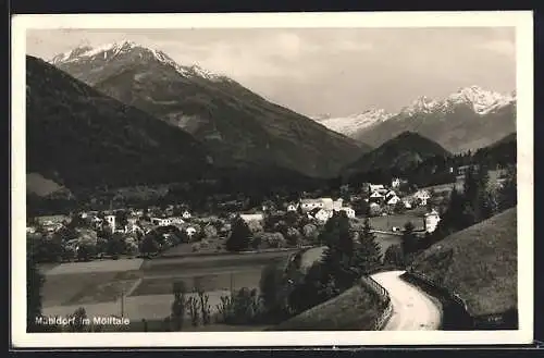 AK Mühldorf /Mölltal, Ortsansicht mit Landstrasse und Bergpanorama