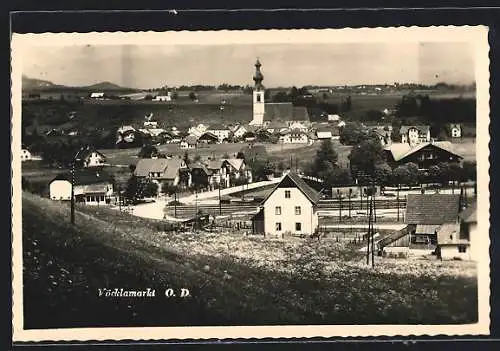 AK Vöcklamarkt /O. D., Ortsansicht mit Bahnübergang