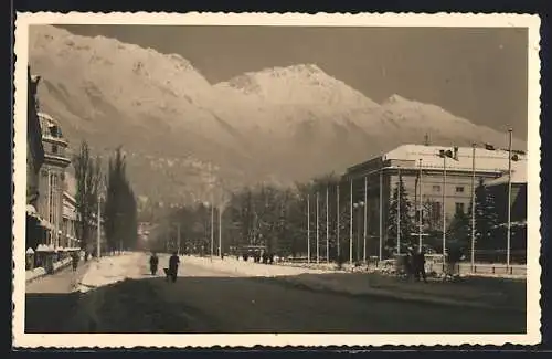 AK Innsbruck, Strasse Rennweg mit Bergen im Schnee