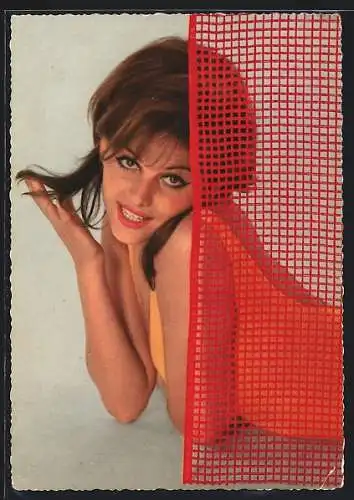 AK Schauspielerin Claudia Cardinale liegt im Badeanzug hinter einem Netz