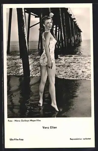 AK Schauspielerin Vera Ellen im Badeanzug am Meer