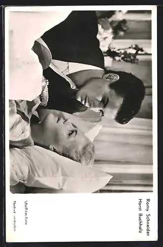 AK Schauspieler Romy Schneider liegend im Bett und Horst Buchholz über sie gebäugt