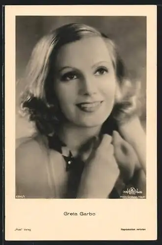 AK Schauspielerin Greta Garbo mit reizendem Lächeln