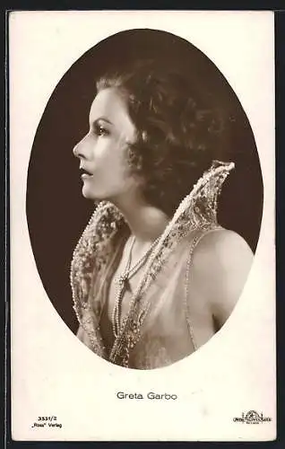 AK Schauspielerin Greta Garbo im eleganten Gewand