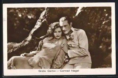 AK Schauspieler Greta Garbo und Conrad Nagel geniessen Zeit im Grünen