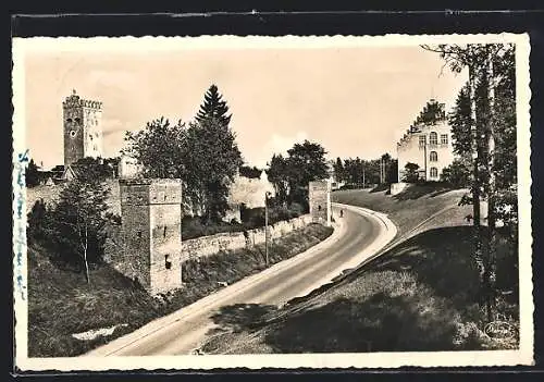 AK Landsberg a. L., Neue Bergstrasse, Blick von Anhöhe auf Steinmauer mit Türmen