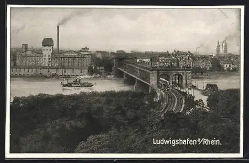 AK Ludwigshafen / Rhein, Rheinbrücke mit Zug und Dampfer auf dem Rhein