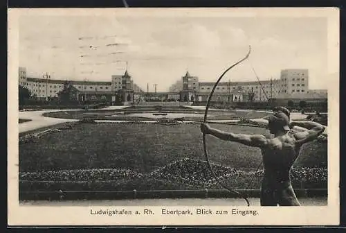 AK Ludwigshafen / Rhein, Ebertpark mit Statue eines Bogenschützen, Blick zum Eingangsbereich