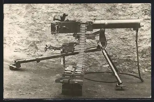 AK Schweizer MG11 vor einer Wand