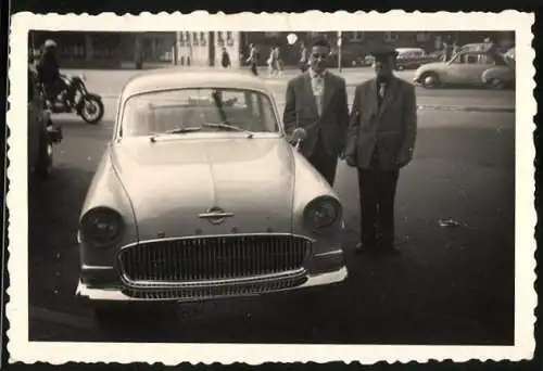 Fotografie Auto Opel, Männer nebst PKW