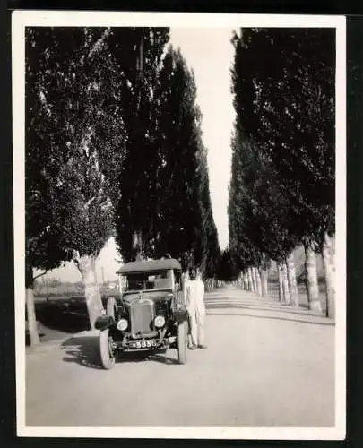 Fotografie Auto, PKW auf einer Strasse in Kashmir