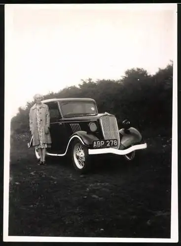 Fotografie Auto, Lady nebst schwarzem PKW