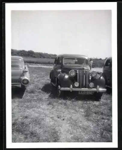 Fotografie Auto, schwarze Limousine mit Kennzeichen LLO 992