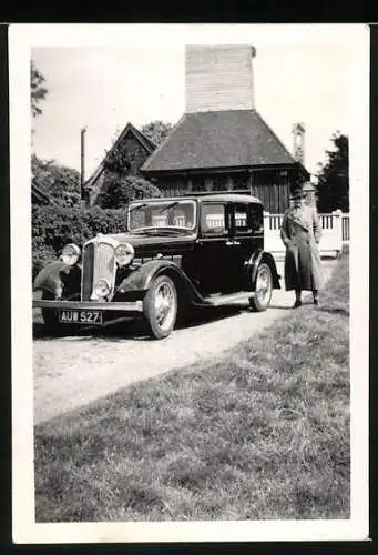 Fotografie Auto Rover, Dame nebst schwarzer Limousine